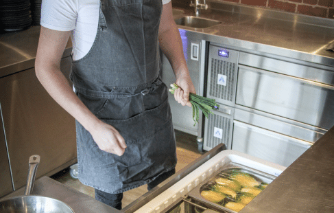 Gewerbliche K&uuml;hlschubladen in einer Profik&uuml;che